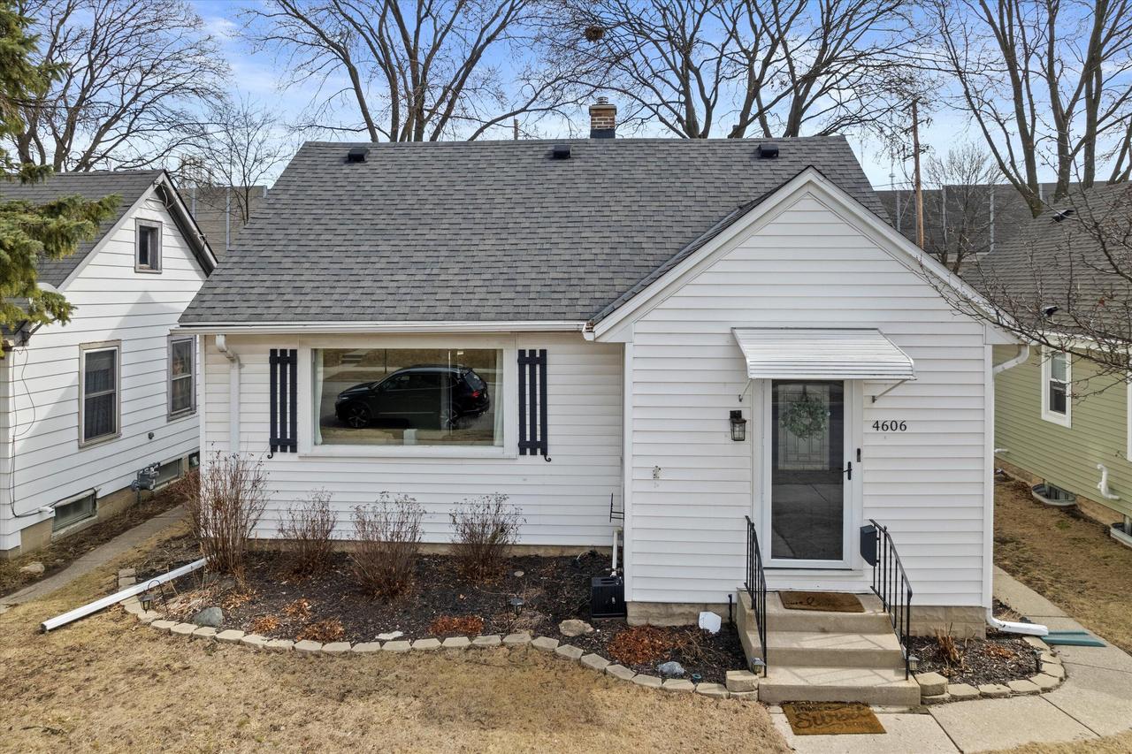 4606 N Ironwood Ln, Glendale, WI 53209