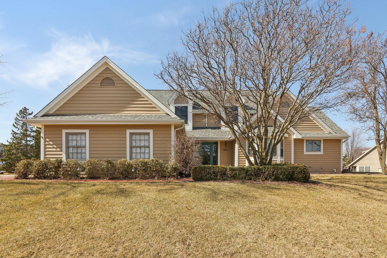 9801 S Fox Run, Oak Creek, WI 53154