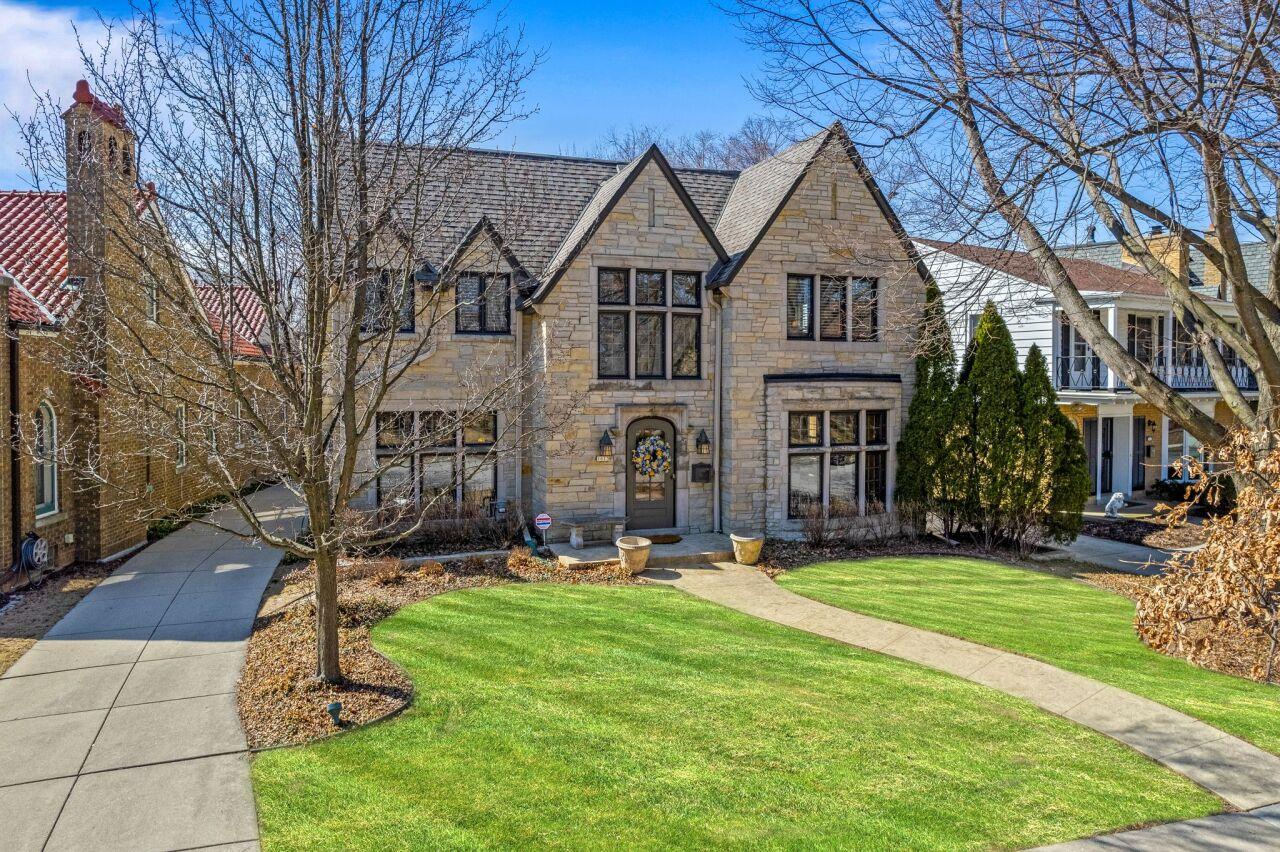 1613 E Blackthorne Pl, Whitefish Bay, WI 53211