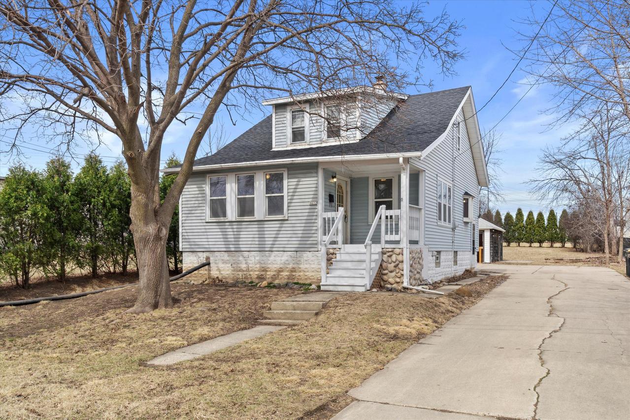 9612 W Schlinger Ave, West Allis, WI 53214