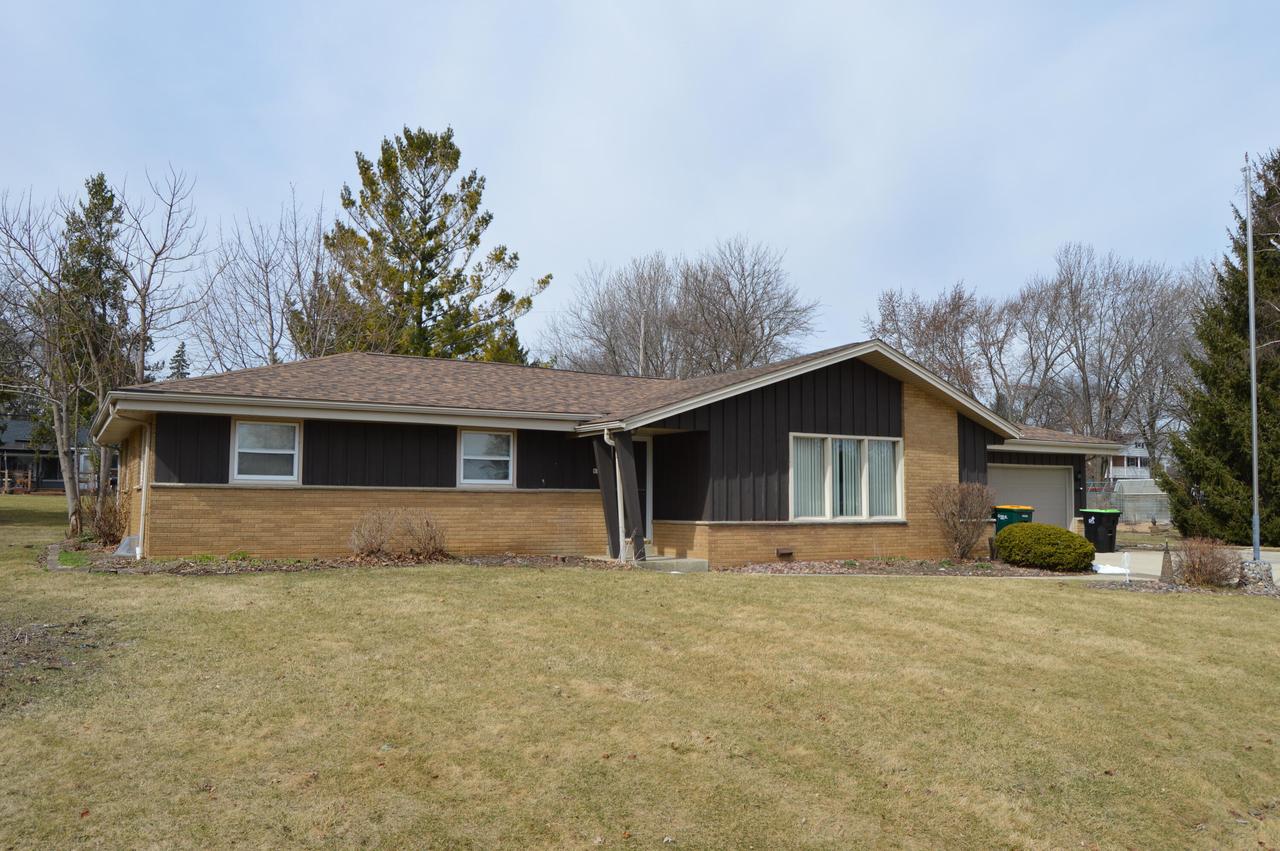8161 S Woodridge Dr, Oak Creek, WI 53154