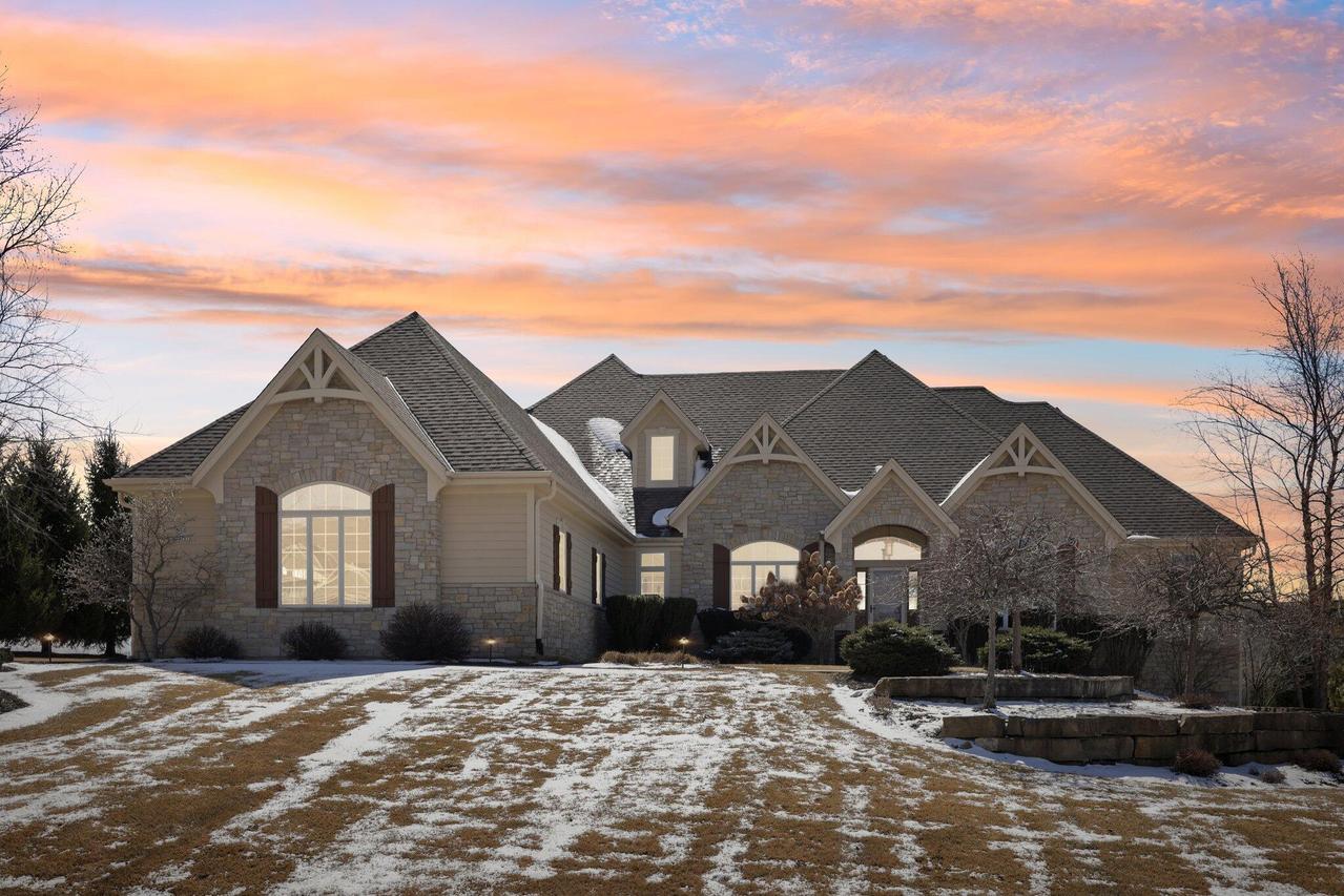N33W29757 Woodridge Cir, Delafield, WI 53072