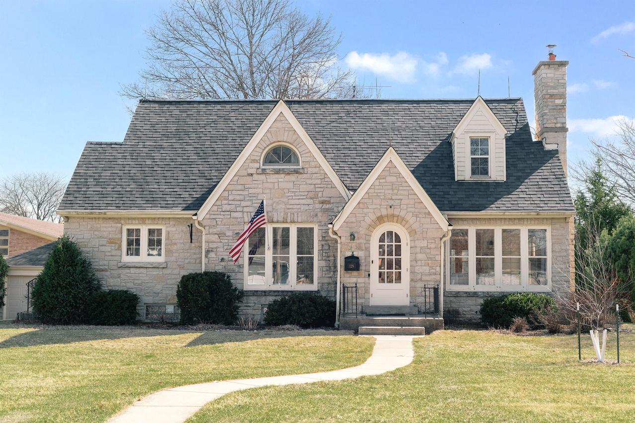 129 Grand Ave, Thiensville, WI 53092