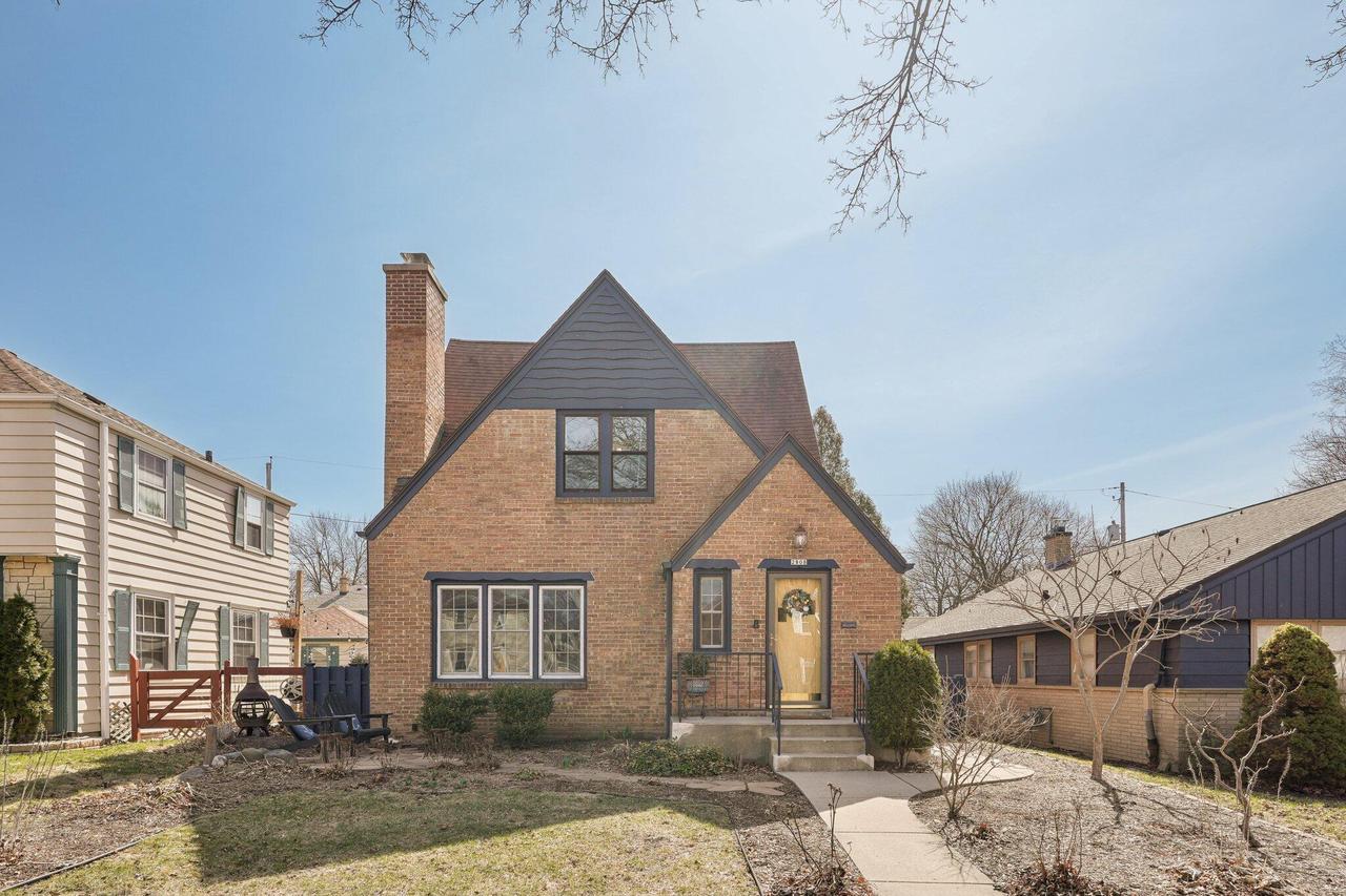 2808 N Hartung Ave, Milwaukee, WI 53210