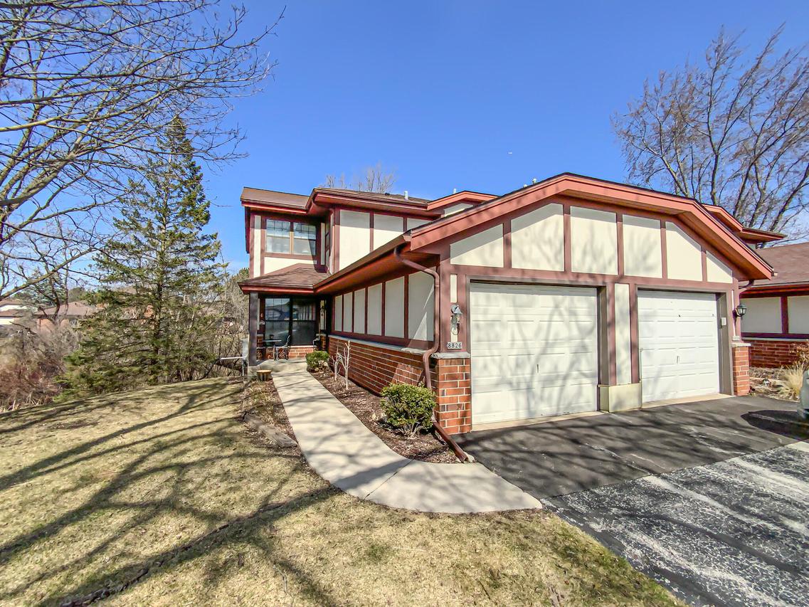 8826 W Knoll Ct, Franklin, WI 53132