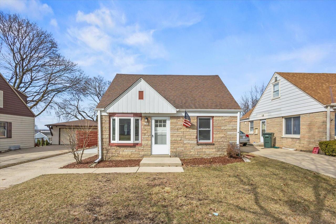 2373 S 99th St, West Allis, WI 53227