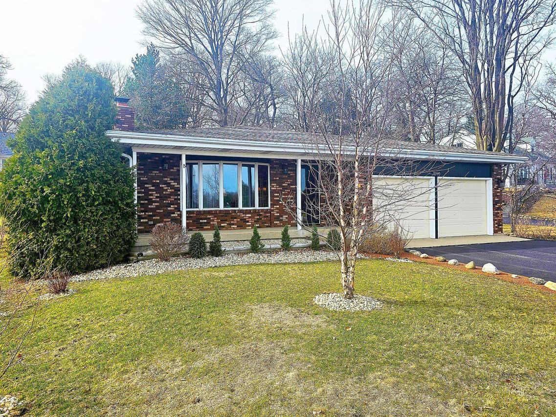1090 Shabbona Dr, Fontana, WI 53125