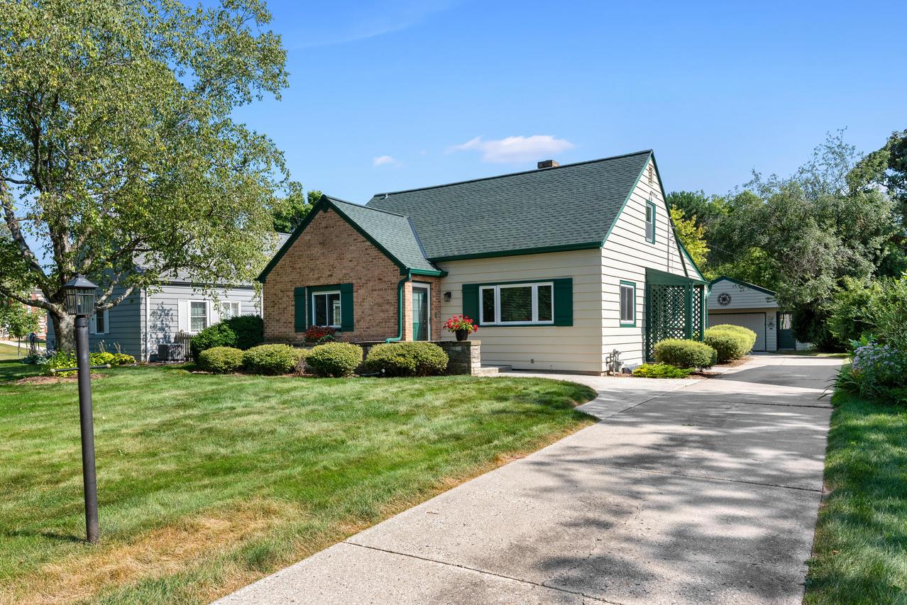 7556 N Crossway Rd, Fox Point, WI 53217