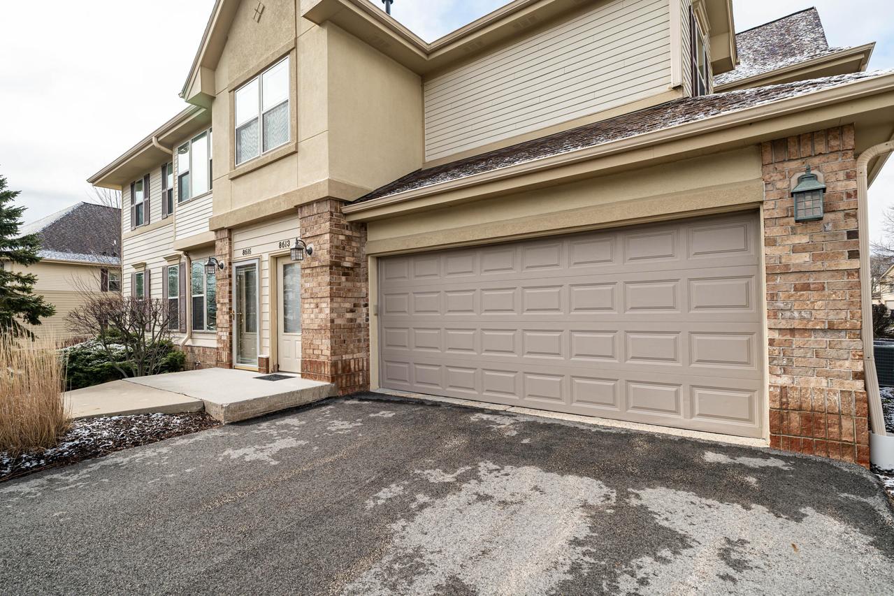 8613 S Deerwood Ln, Franklin, WI 53132