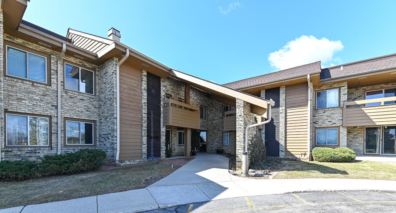 2101 W Good Hope Rd #211, Glendale, WI 53209