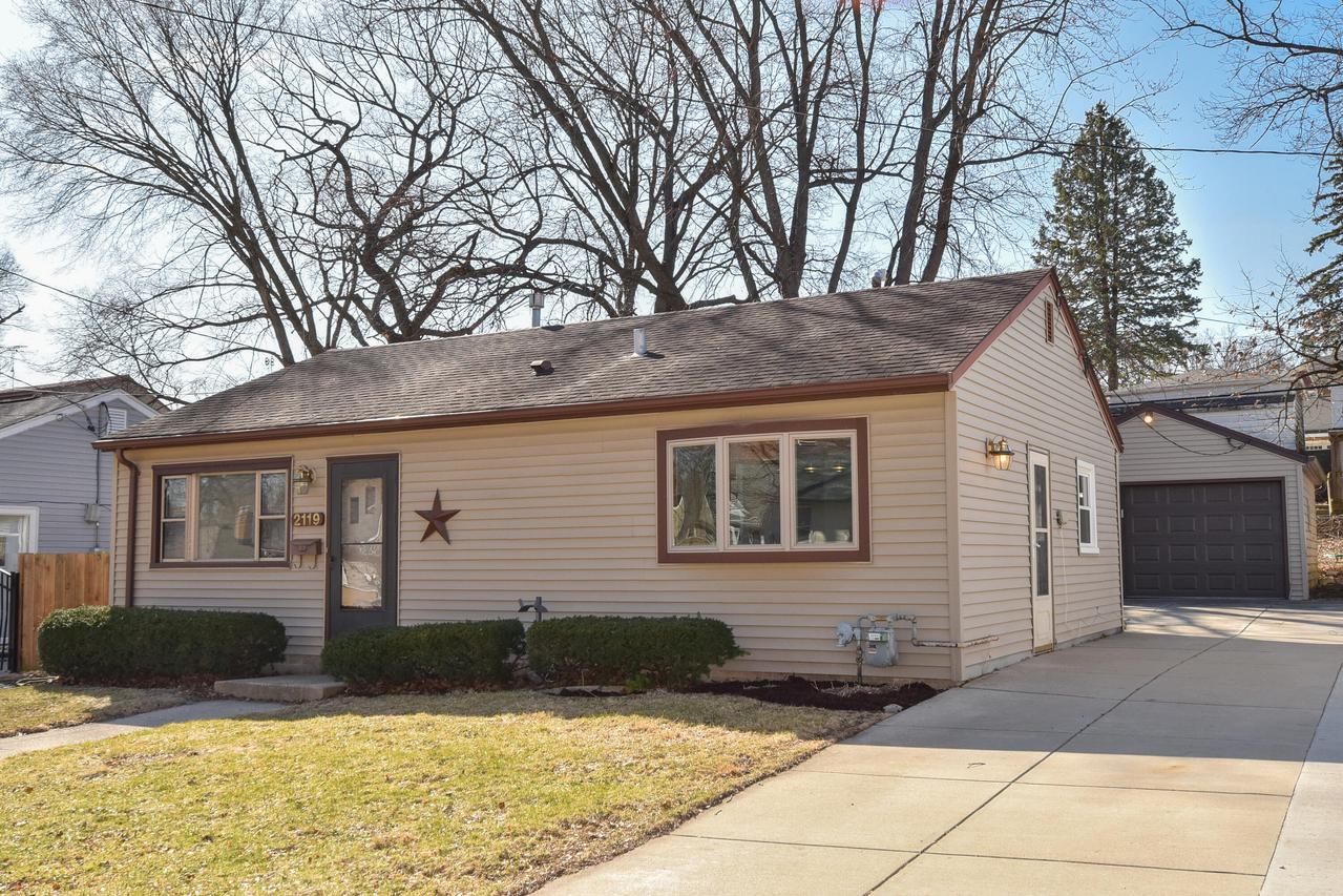 2119 Oaklawn Ave, Waukesha, WI 53188
