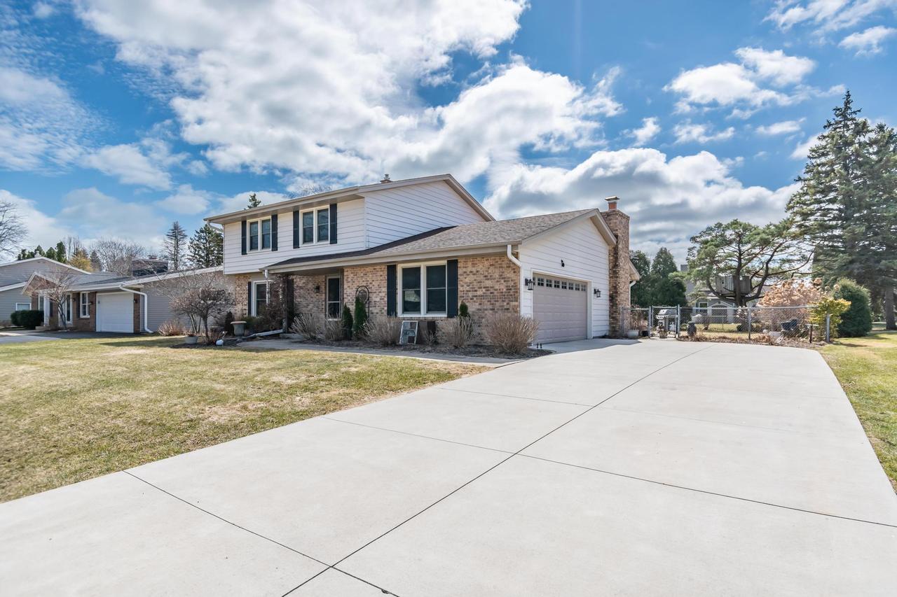 1017 Hialeah Dr, Caledonia, WI 53402