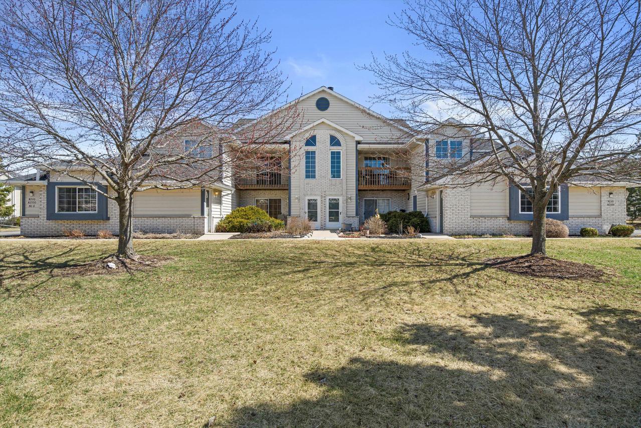 W240N2550 E Parkway Meadow #6, Pewaukee, WI 53072
