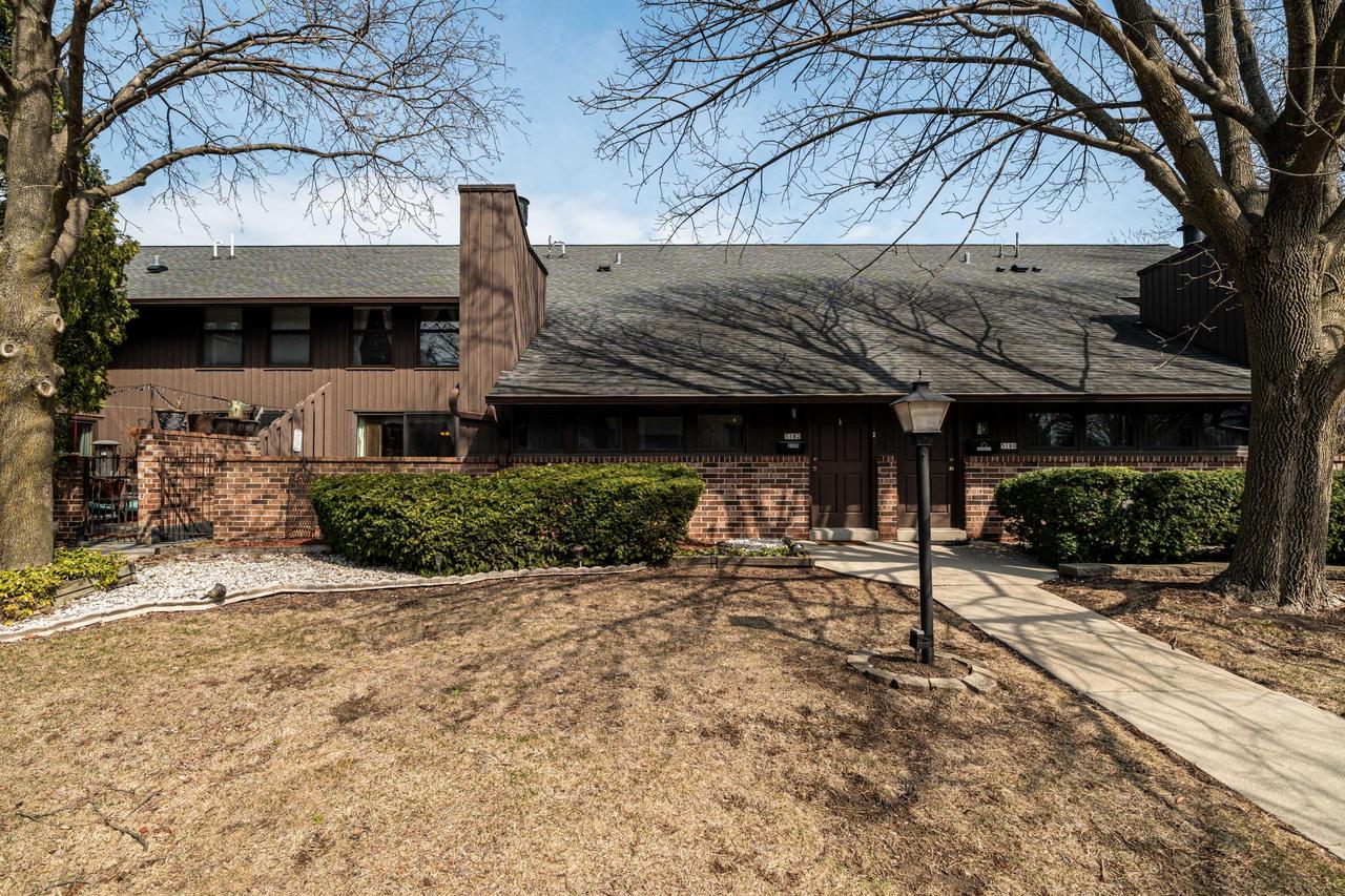 5182 Woodbridge Ln, Greenfield, WI 53221