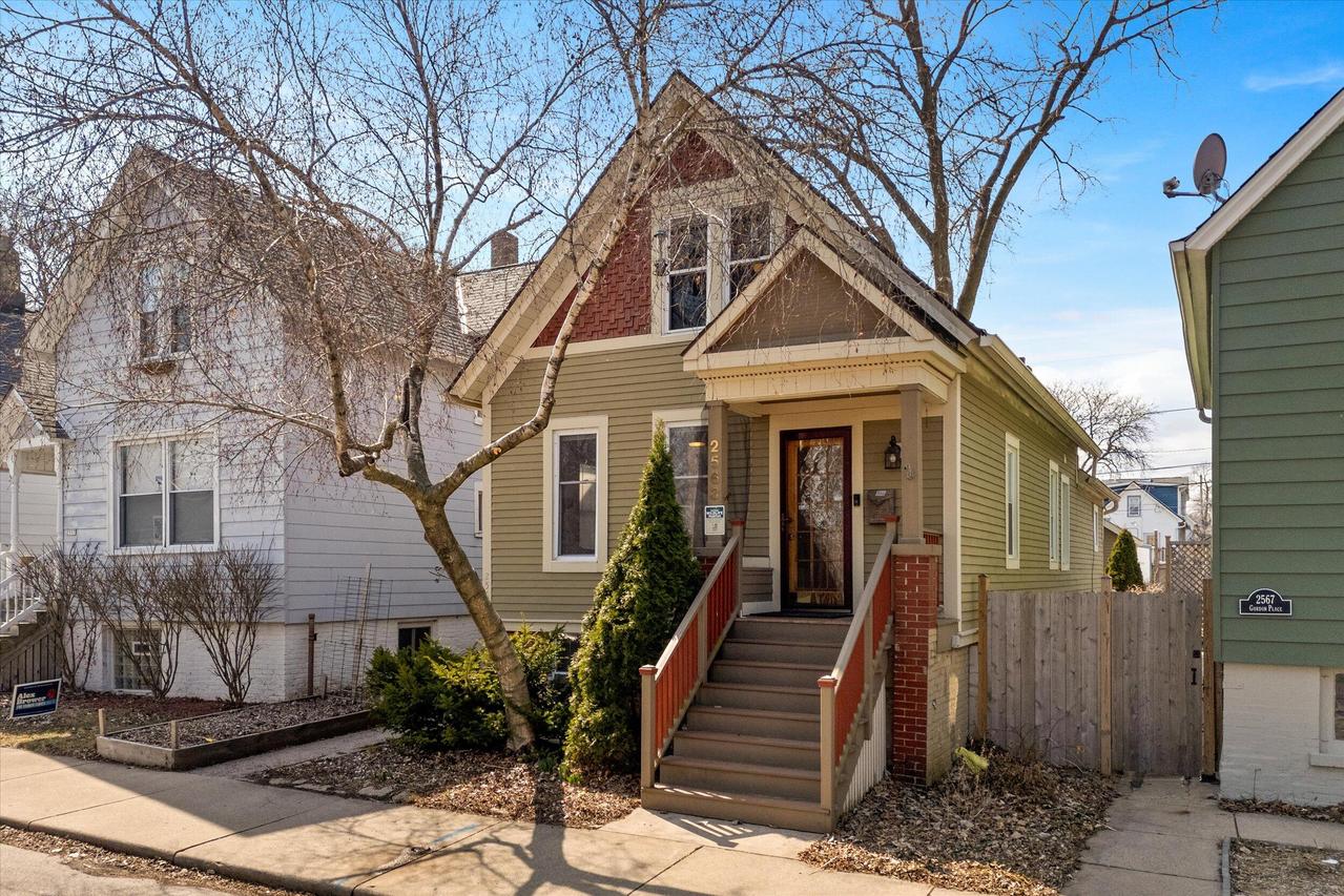 2563 N Gordon Pl, Milwaukee, WI 53212