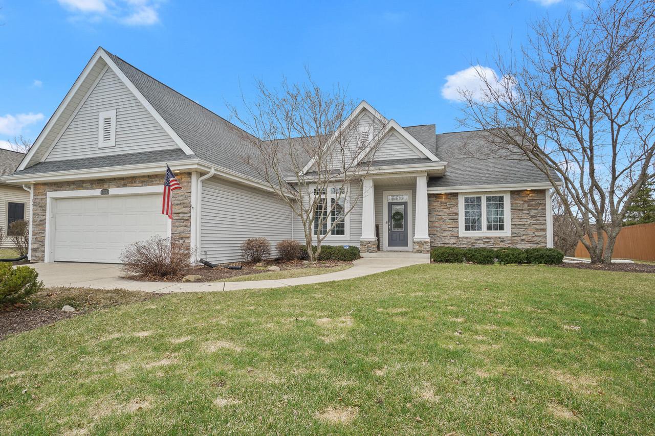8207 S 42nd St, Franklin, WI 53132
