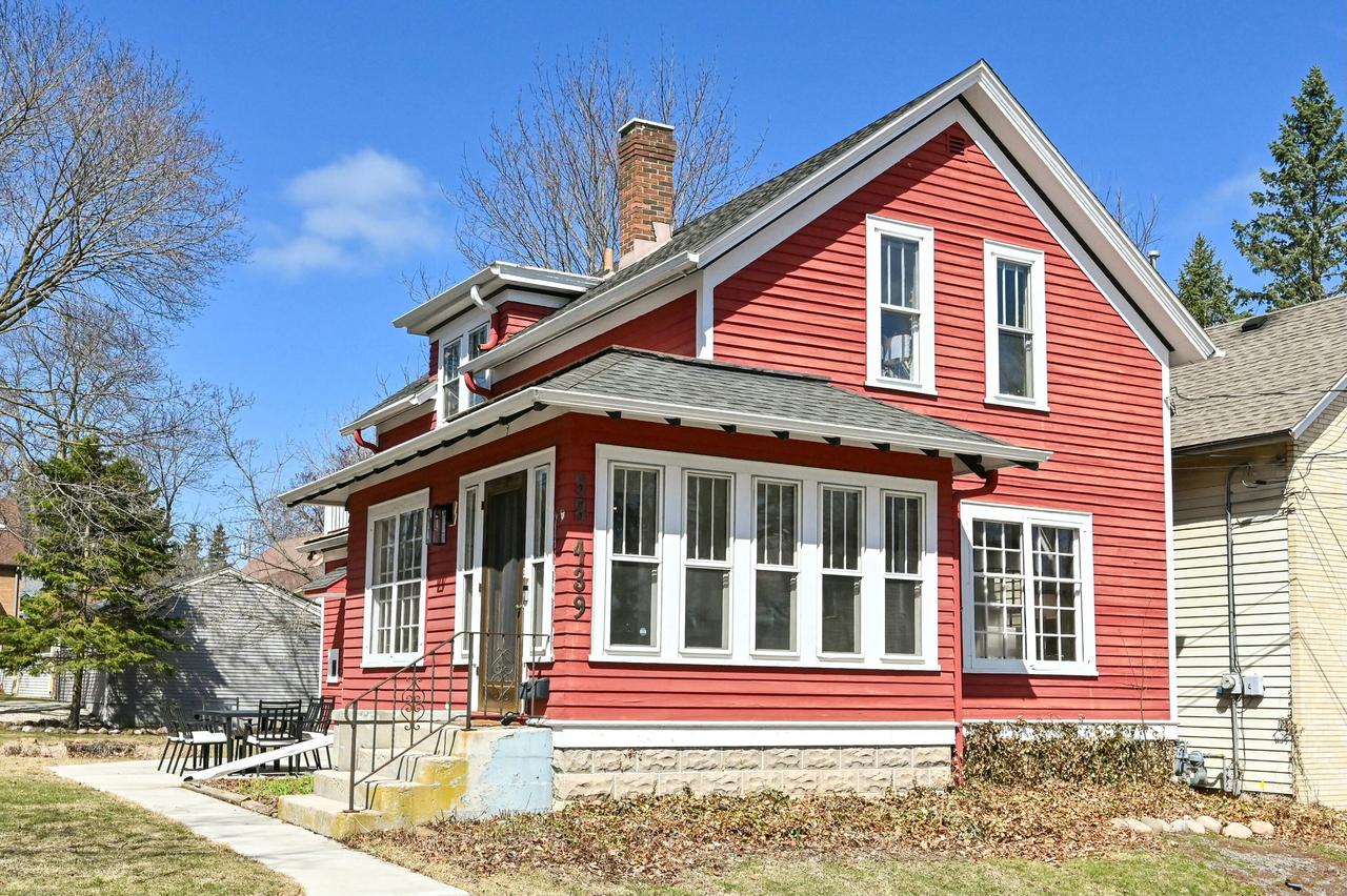 W58N439 Hilbert Ave, Cedarburg, WI 53012
