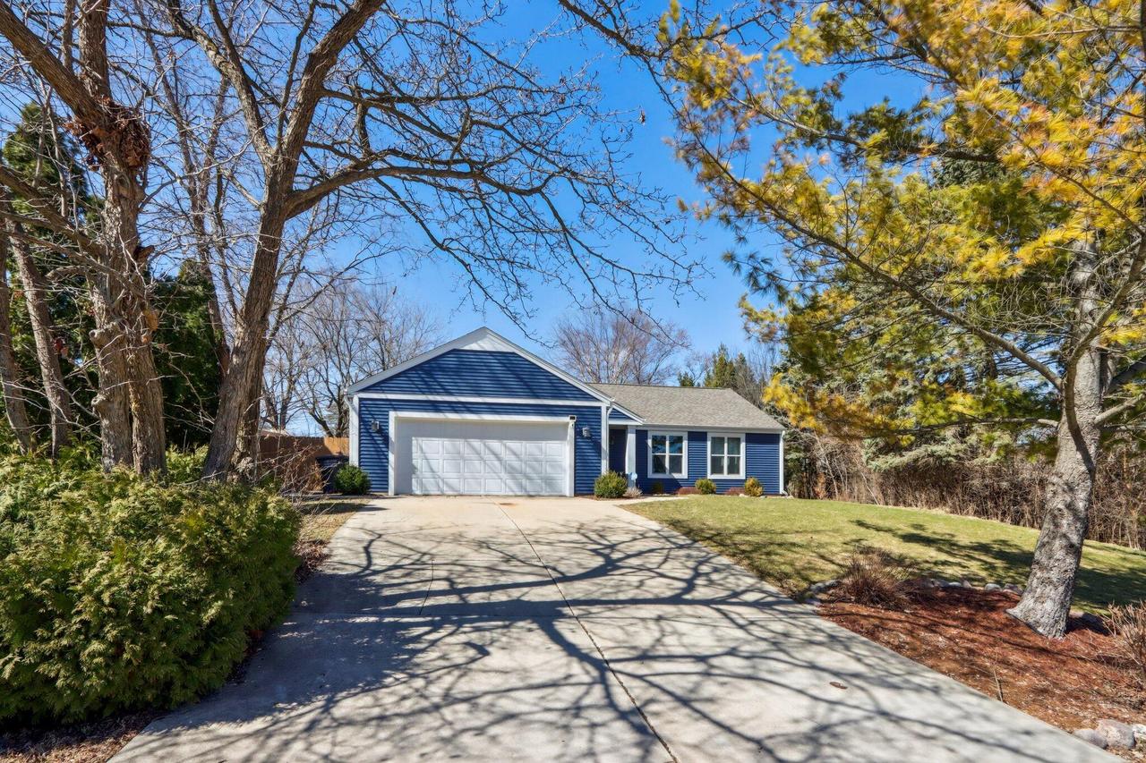 4205 S 121st St, Greenfield, WI 53228