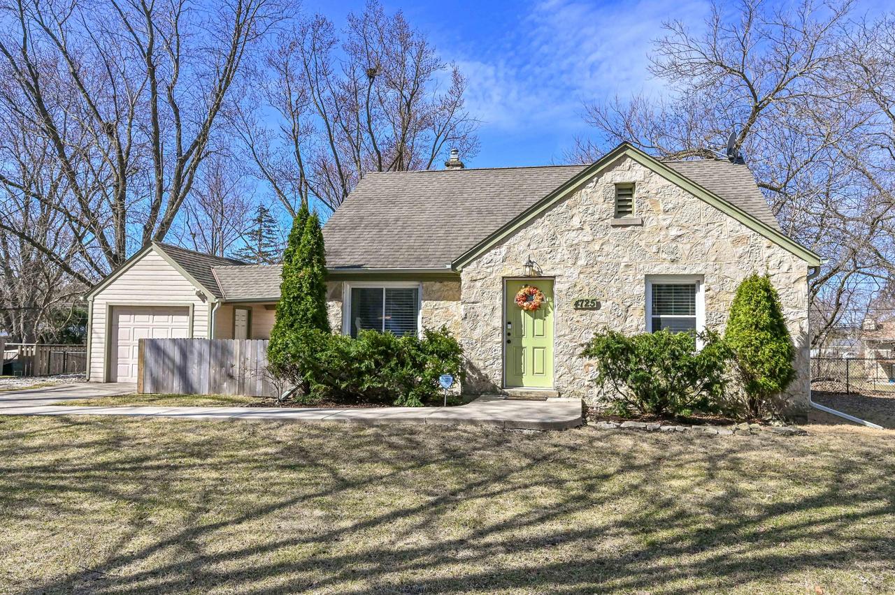 4725 N 106th St, Wauwatosa, WI 53225