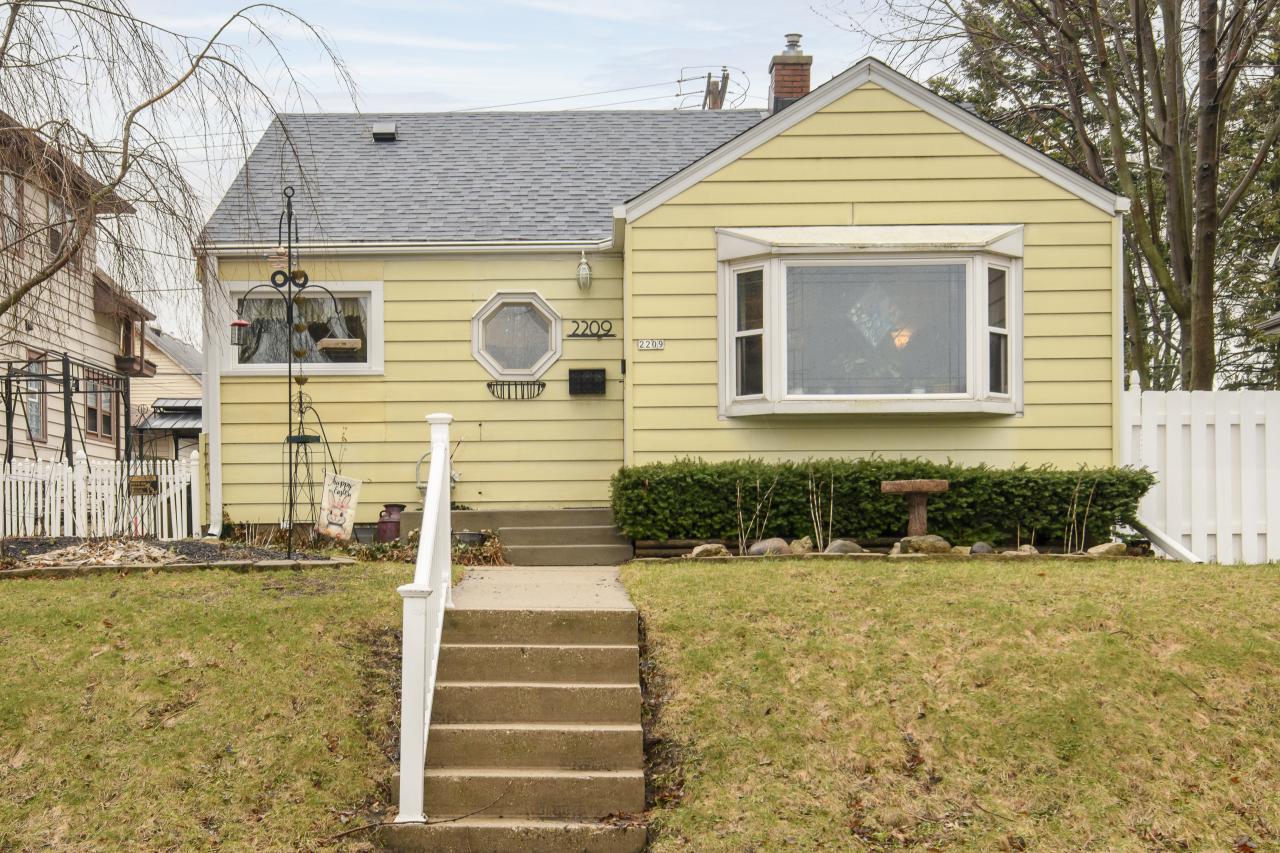 2209 S 64th St, West Allis, WI 53219