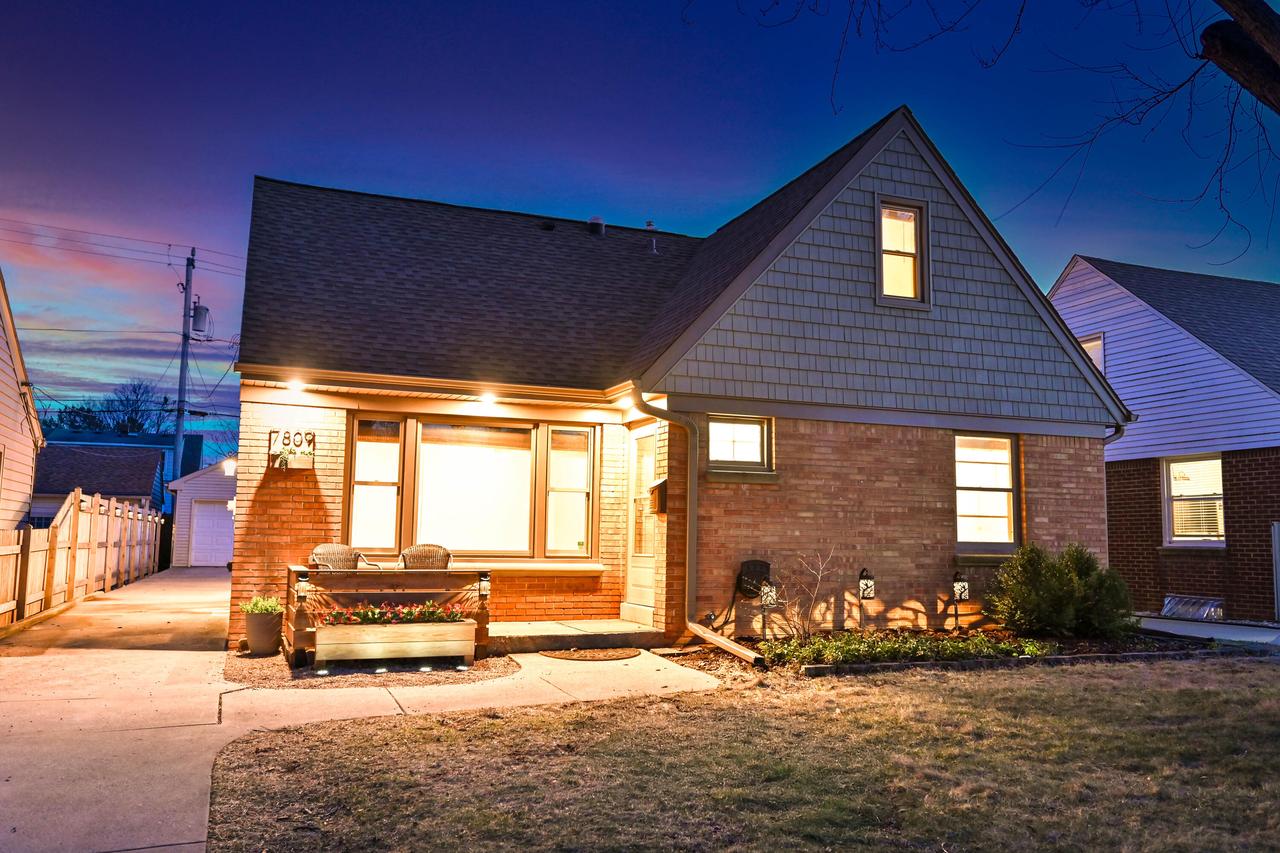 7809 Livingston Ave, Wauwatosa, WI 53213