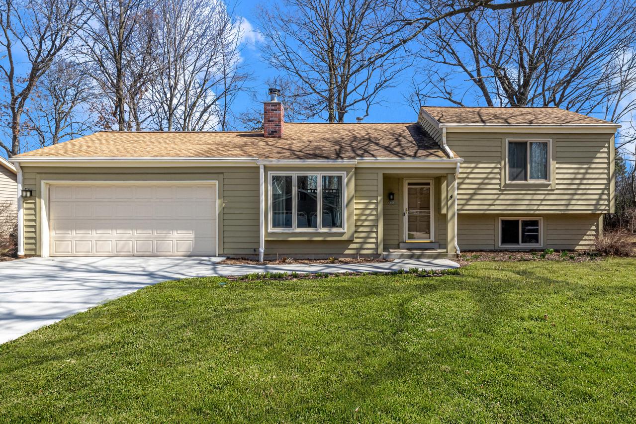 3240 S Manor Dr, New Berlin, WI 53151