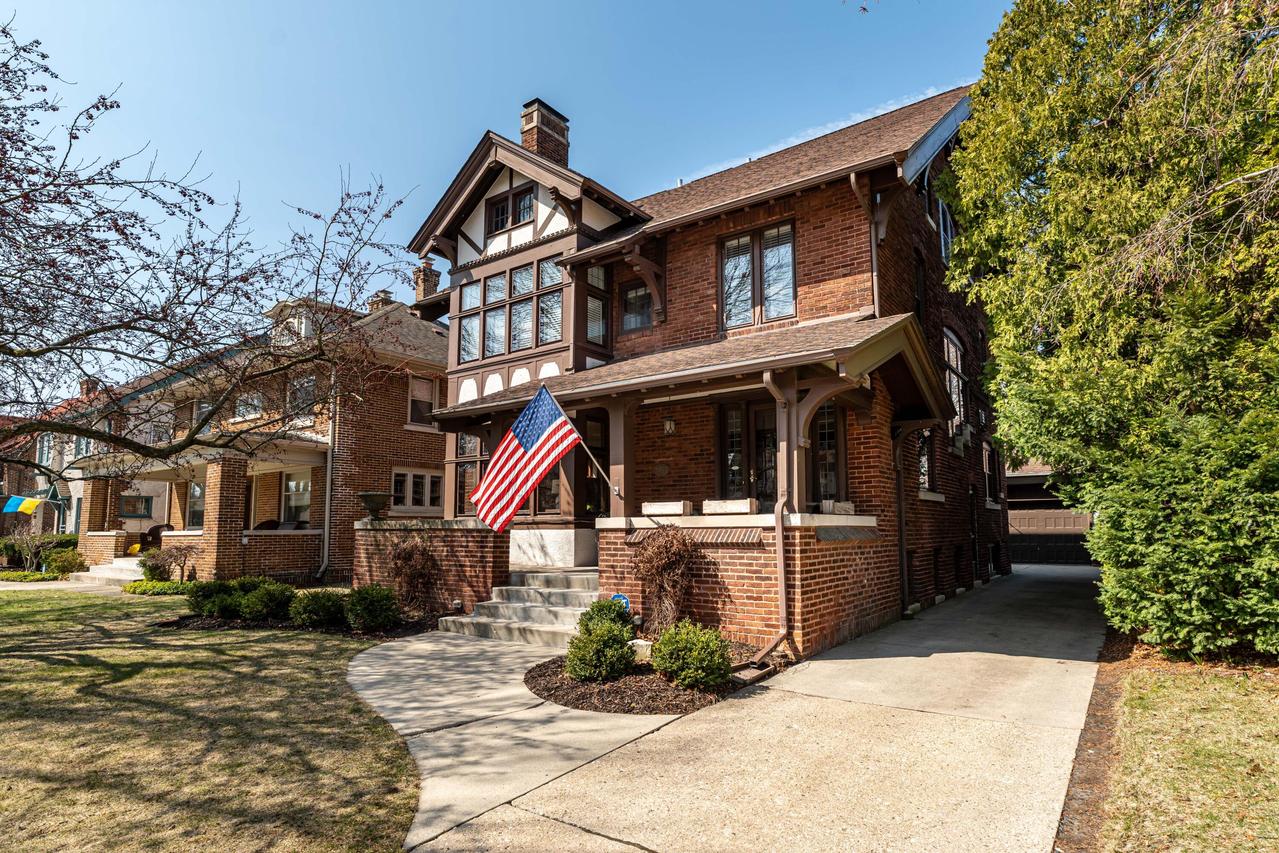 3955 N Harcourt Pl, Shorewood, WI 53211
