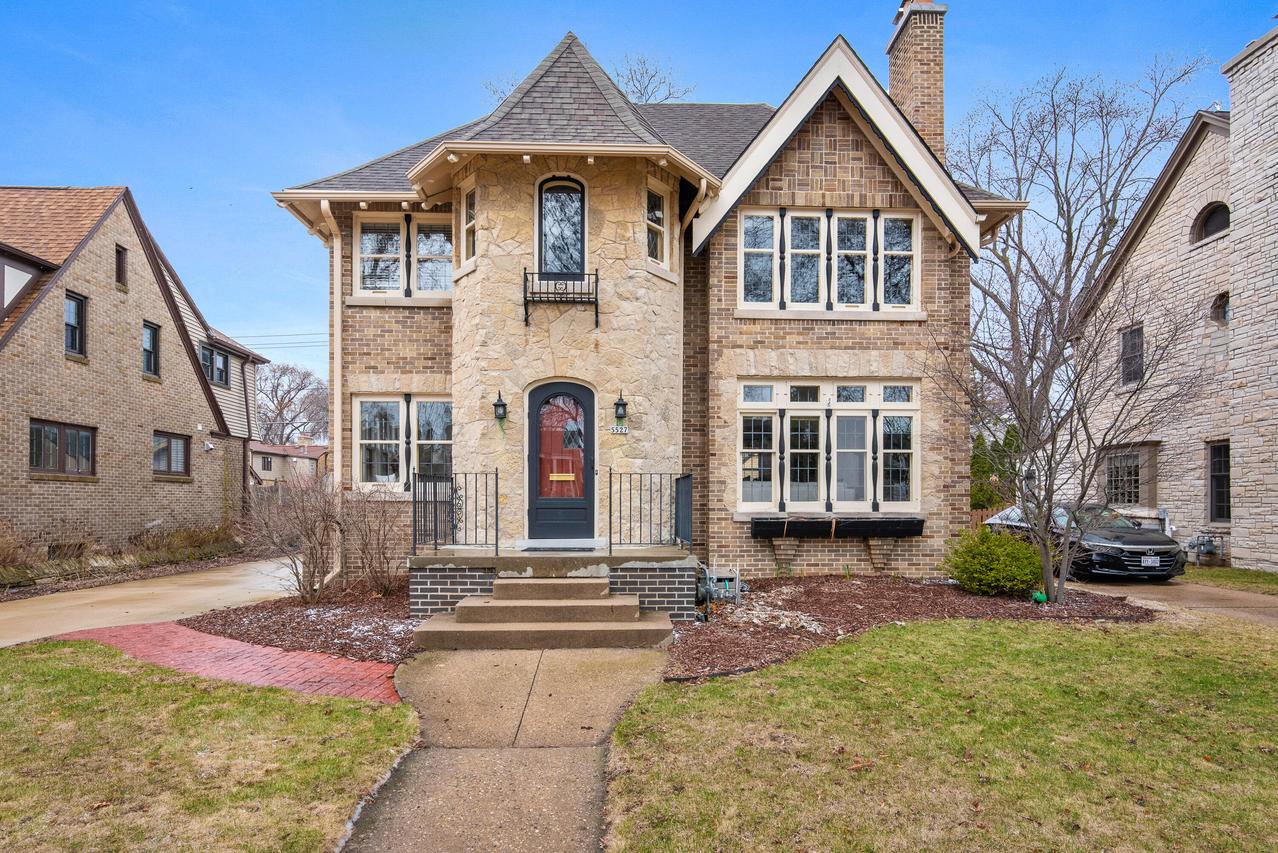 5527 N Santa Monica Blvd, Whitefish Bay, WI 53217