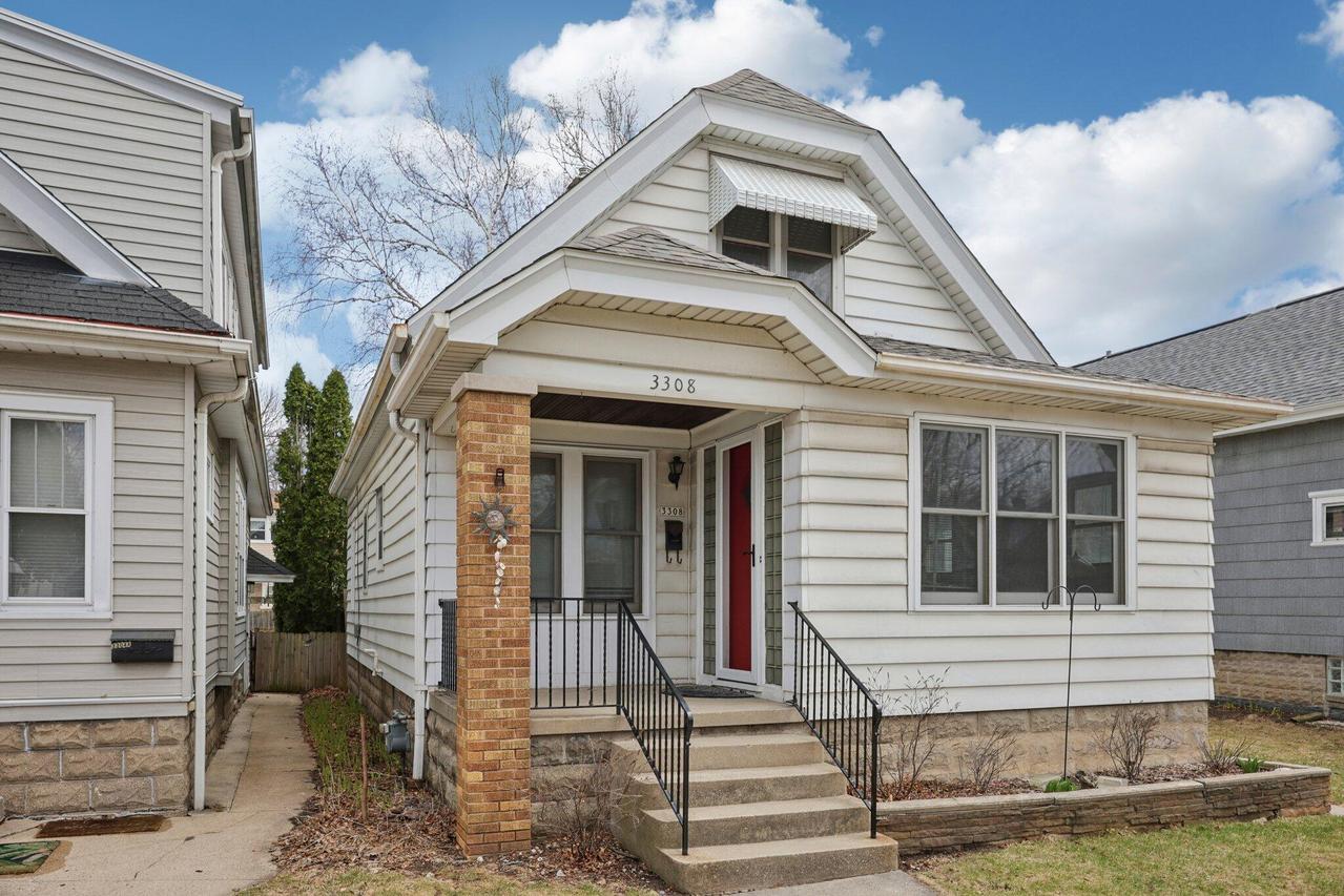 3308 S New York Ave, Milwaukee, WI 53207