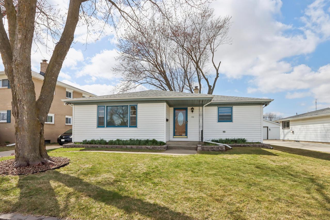 1702 Cleveland Ave, Racine, WI 53405