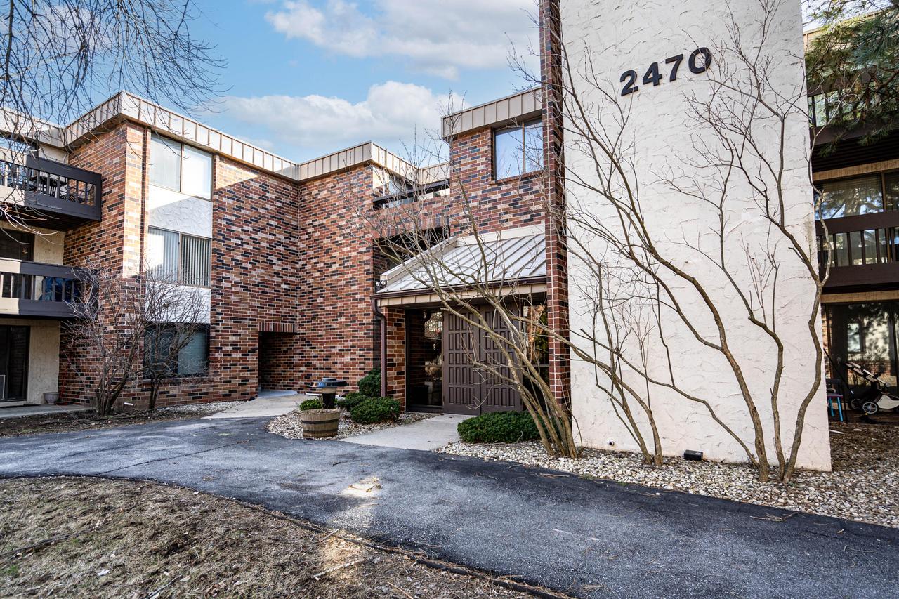2470 W Good Hope Rd #366, Glendale, WI 53209