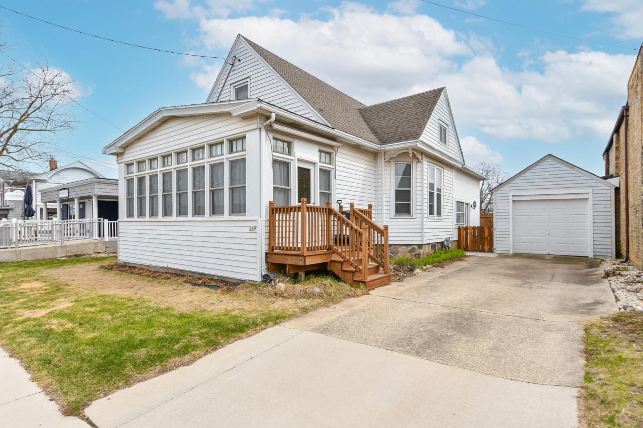 209 E Jefferson St, Burlington, WI 53105