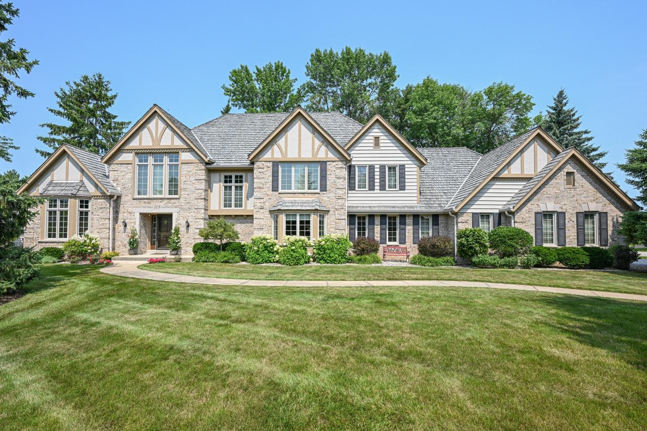 106 W Vintage Dr, Mequon, WI 53092