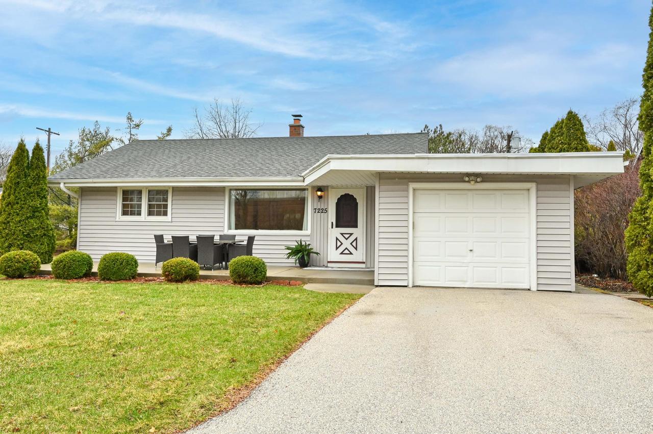 7225 N Seneca Ave, Glendale, WI 53217