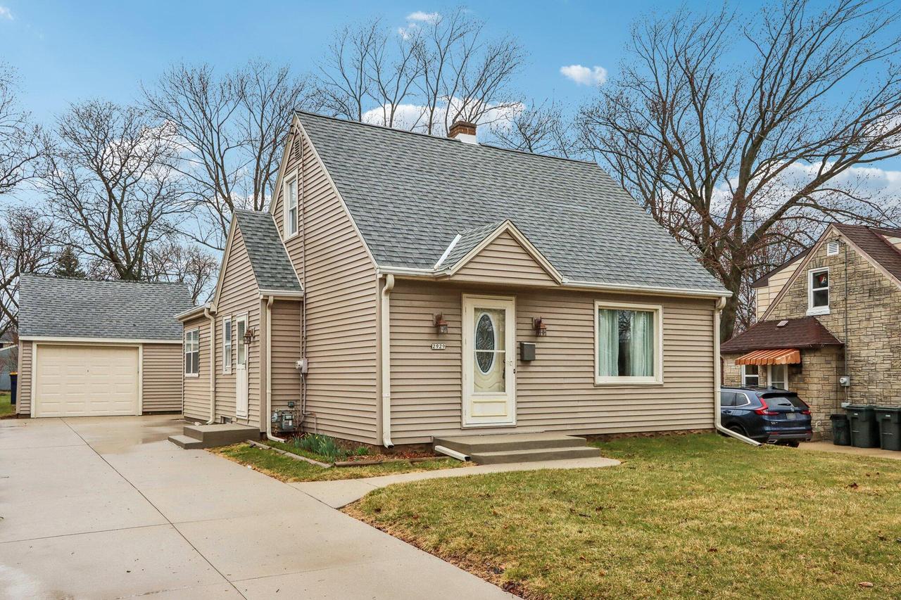 2929 S Orleans Ave, West Allis, WI 53227