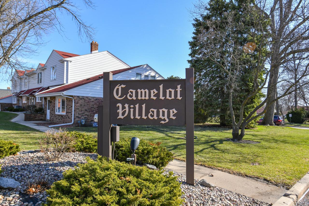 5135 S Camelot Ln, Greenfield, WI 53221