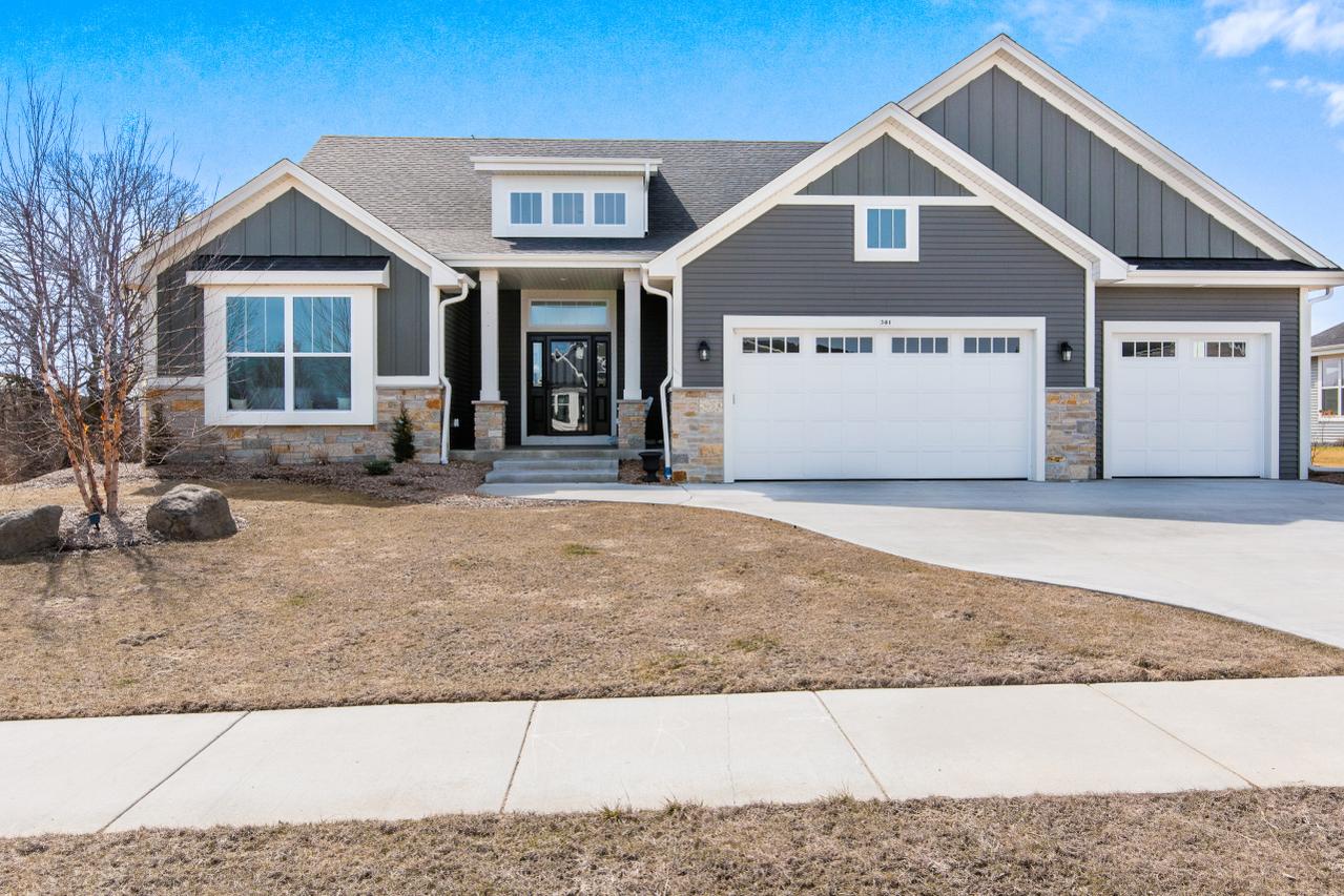301 Hummingbird Ln, Grafton, WI 53024