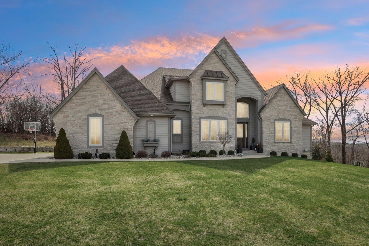 1260 Lorien Ct, Brookfield, WI 53045