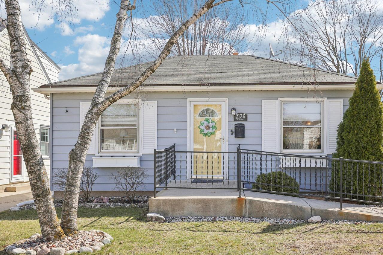 2136 S 97th St, West Allis, WI 53227