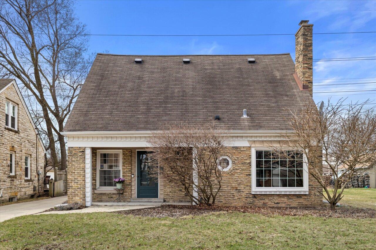5689 N Argyle Ave, Glendale, WI 53209
