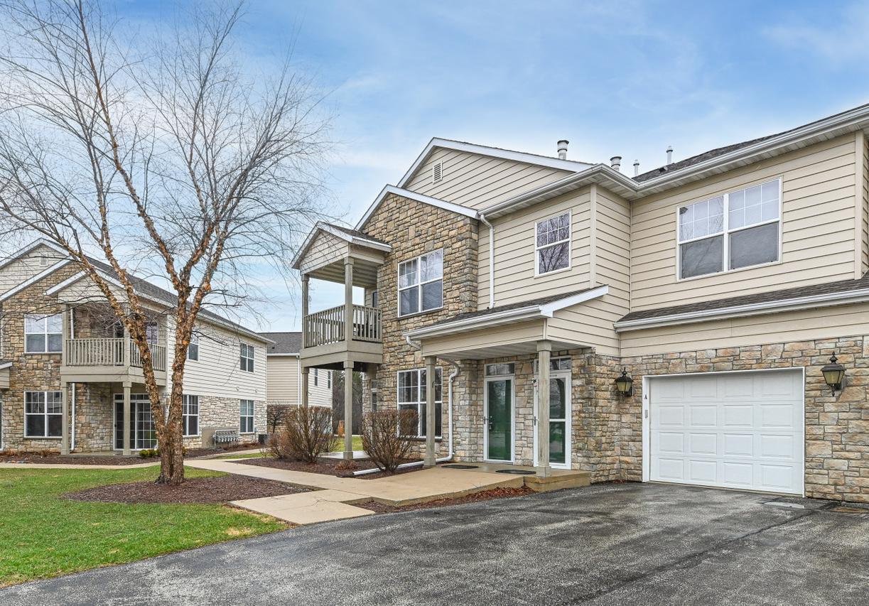 N17W26535 Meadowgrass Cir #A, Pewaukee, WI 53072