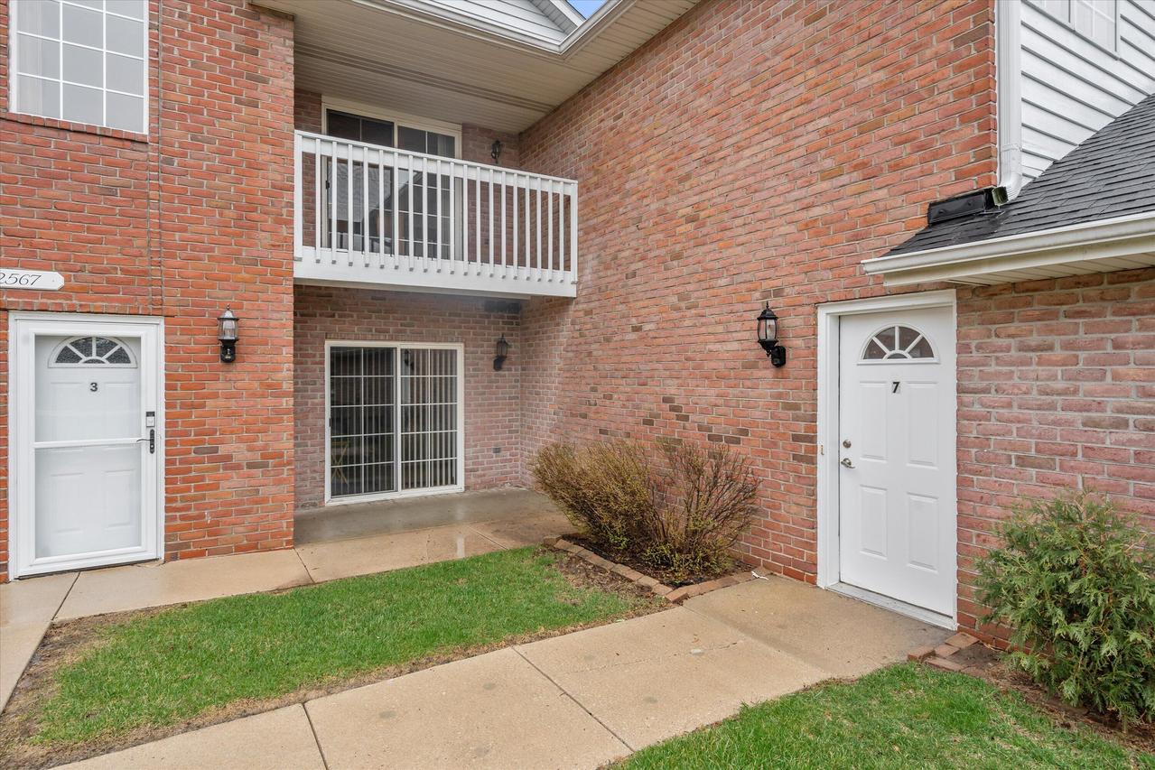 W241N2567 E Parkway Meadow #7, Pewaukee, WI 53072