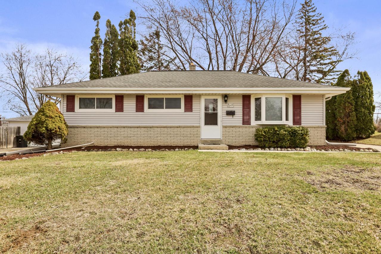 W150N8312 Saxony Dr, Menomonee Falls, WI 53051