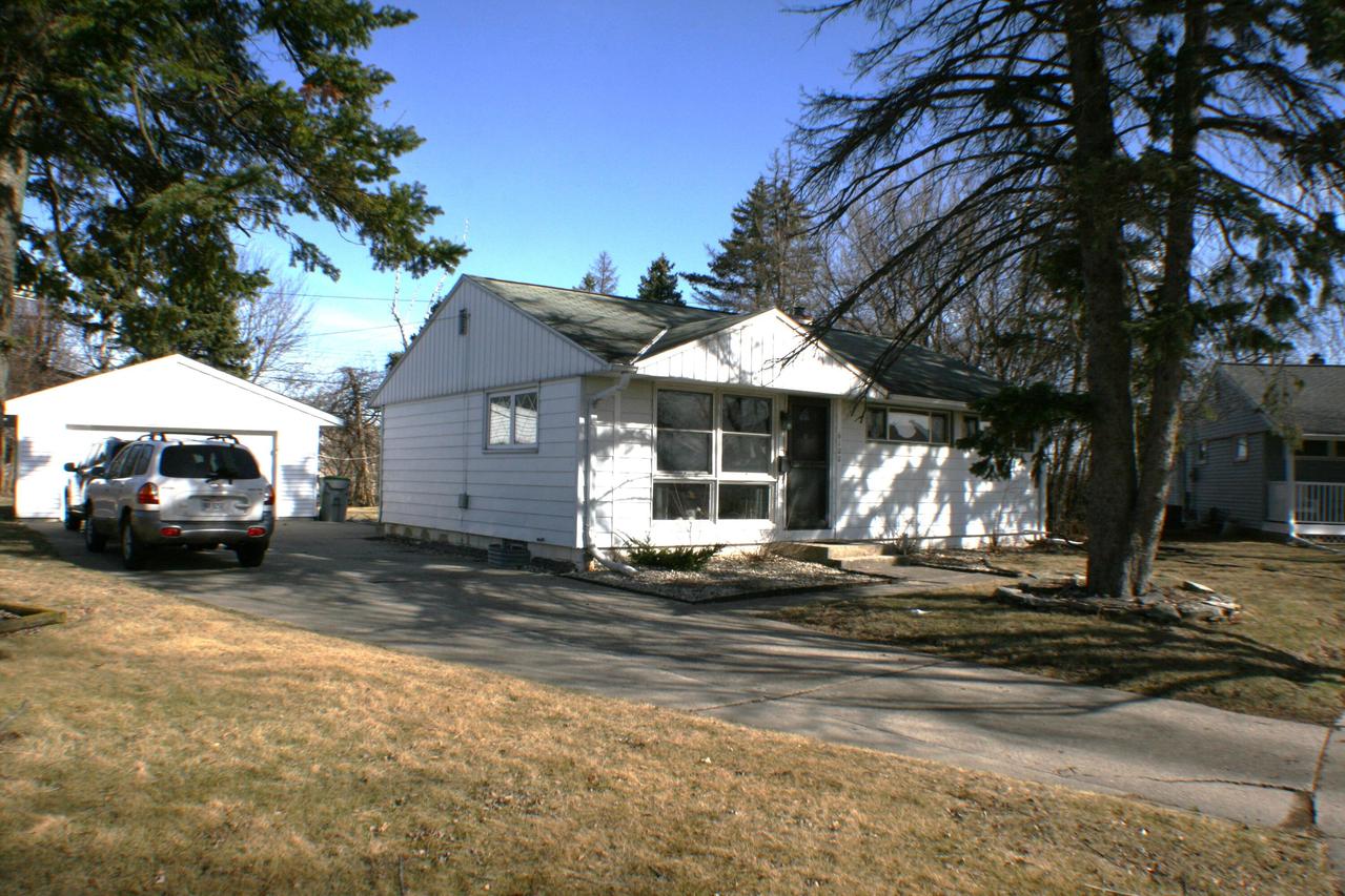 6100 W Burdick Ave, Milwaukee, WI 53219