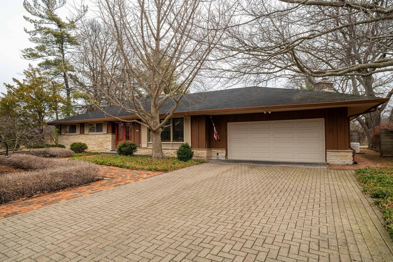 2341 W Kenboern Dr, Glendale, WI 53209