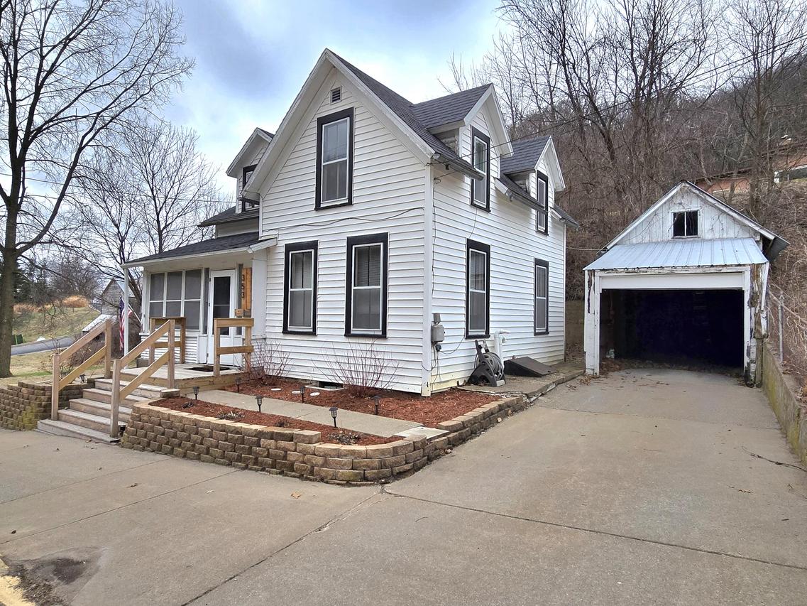 353 North St, Fountain City, WI 54629