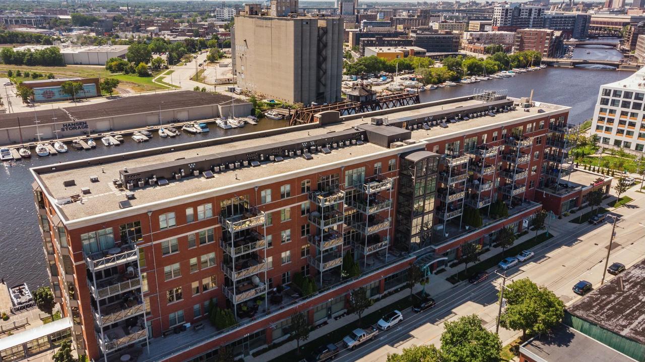 541 E Erie St #206, Milwaukee, WI 53202