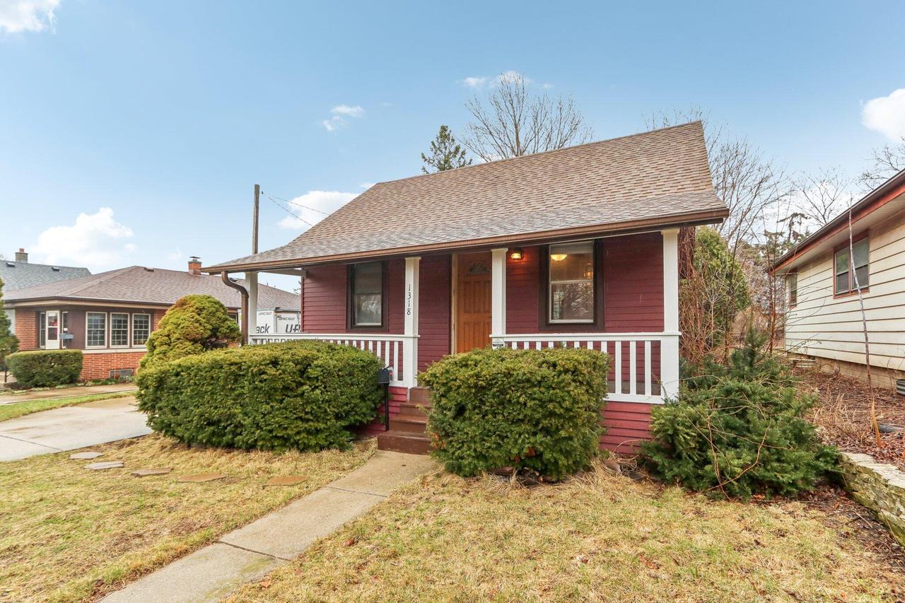 1318 S 98th St, West Allis, WI 53214