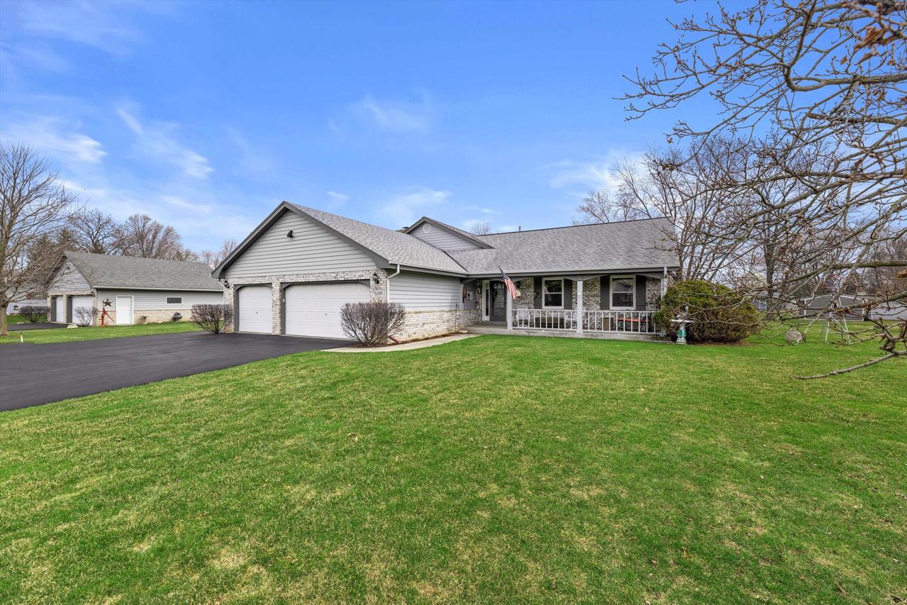 W236N1092 Kings Ct, Pewaukee, WI 53188