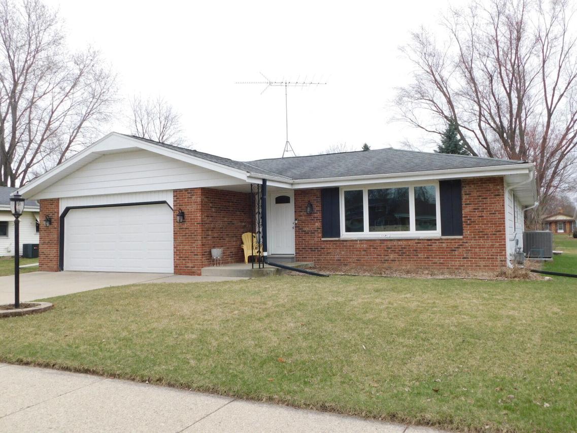 1131 Wisteria Ln, Waukesha, WI 53189